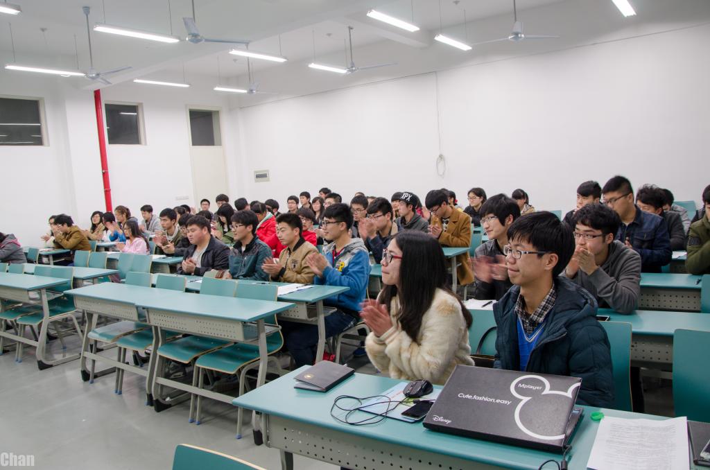 参加平安知识竞赛的同学在认真聆听虞书记讲话